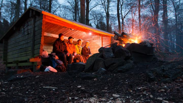 Bål hygge i shelter i Sverige